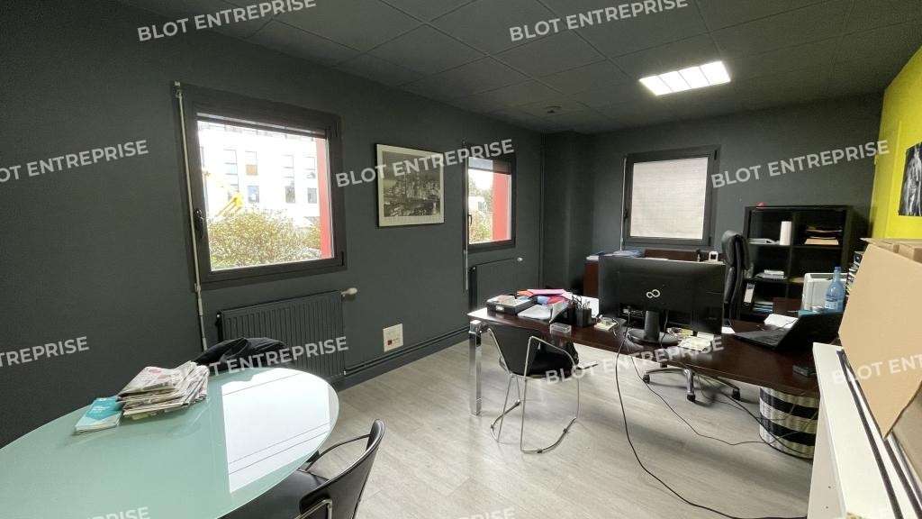 A louer bureaux de 208m² avec parking à Guérande