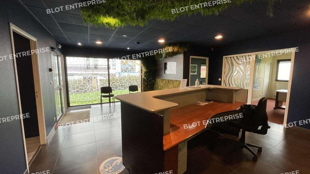 A louer bureaux de 208m² avec parking à Guérande