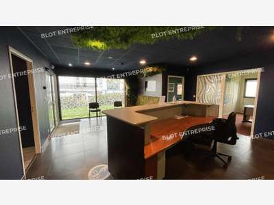 A louer bureaux de 208m² avec parking à Guérande