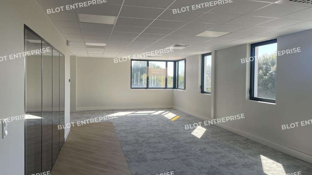 A louer bureaux de 232m² en RDC à Guérande Est