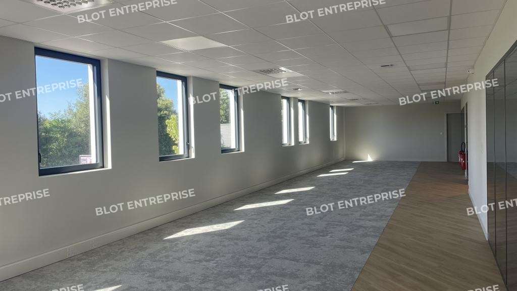A louer bureaux de 253m² en R+1 à Guérande Est
