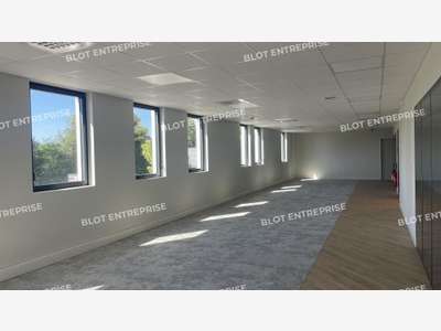 A louer bureaux de 253m² en R+1 à Guérande Est