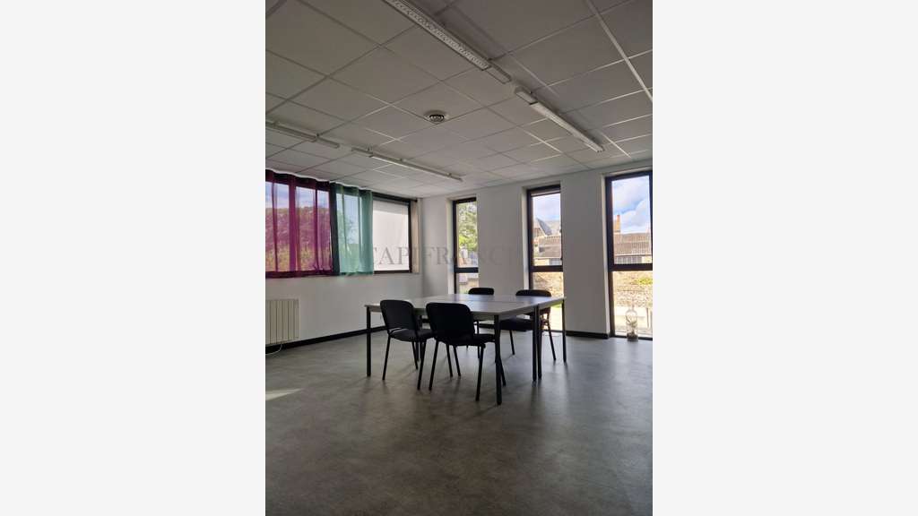 Bureaux rénovés de 110m² à louer à Guingamp (22)