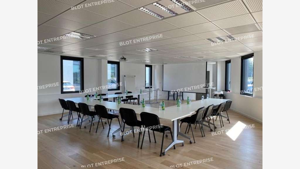 A louer bureaux 1121m² à Guipavas zone de Prat Pip