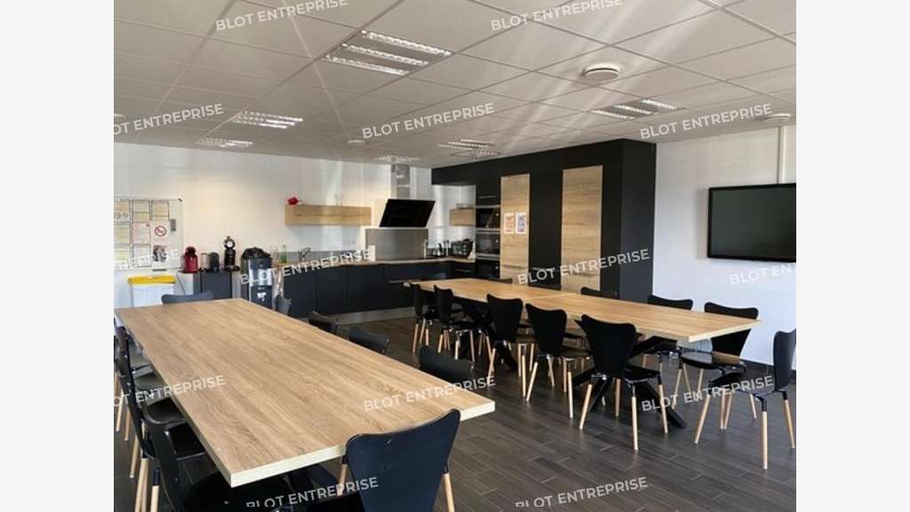 A louer bureaux 1121m² à Guipavas zone de Prat Pip