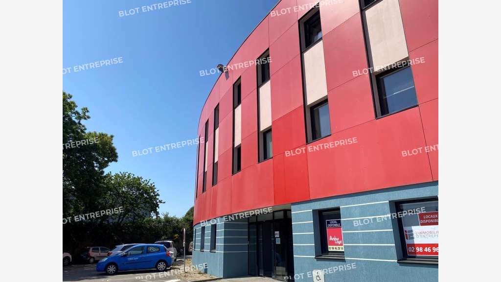 A louer bureaux 240m² neufs et rénovés à Guipavas