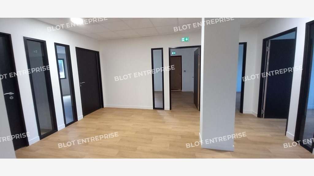 A louer bureaux 240m² neufs et rénovés à Guipavas