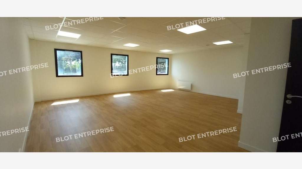A louer bureaux 240m² neufs et rénovés à Guipavas