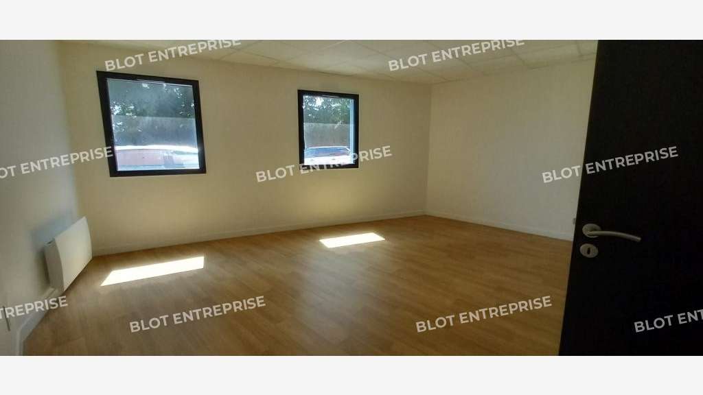 A louer bureaux 240m² neufs et rénovés à Guipavas