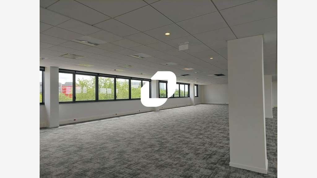 A louer Bureaux 826m² Guyancourt