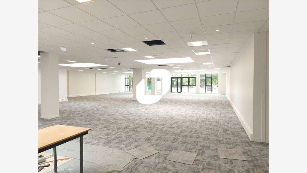 A louer Bureaux 1650m² Guyancourt