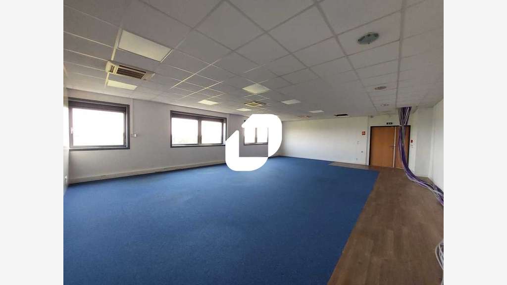 A louer Bureaux 1243m² Guyancourt
