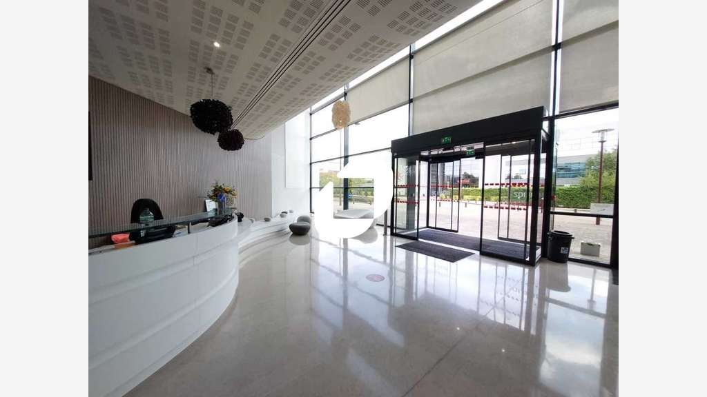 A louer Bureaux 617m² Guyancourt