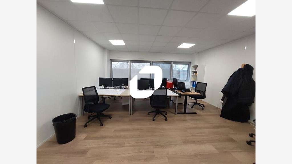 A louer Bureaux 211m² Guyancourt
