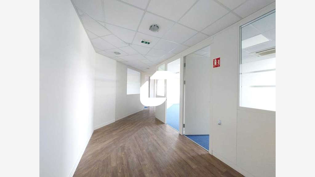 A louer Bureaux 1243m² Guyancourt