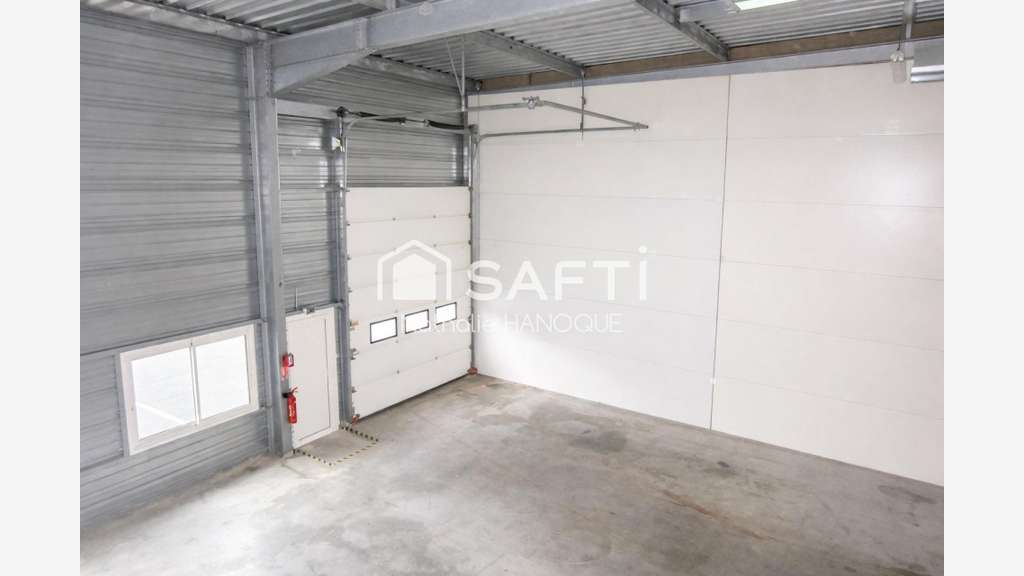 Loue box de 250m² dont 39m² de bureau à Houdan