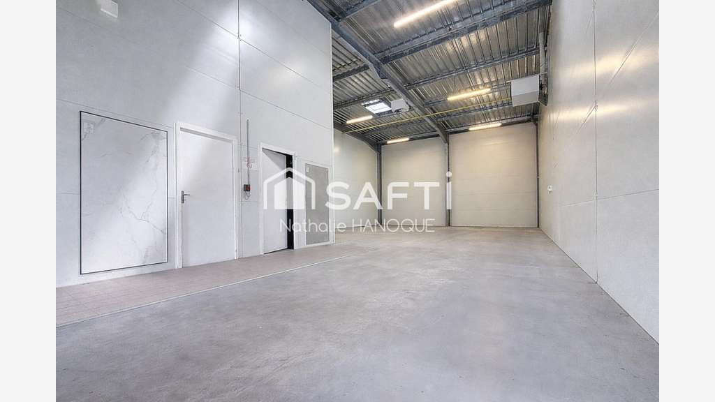 Loue box de 250m² dont 39m² de bureau à Houdan