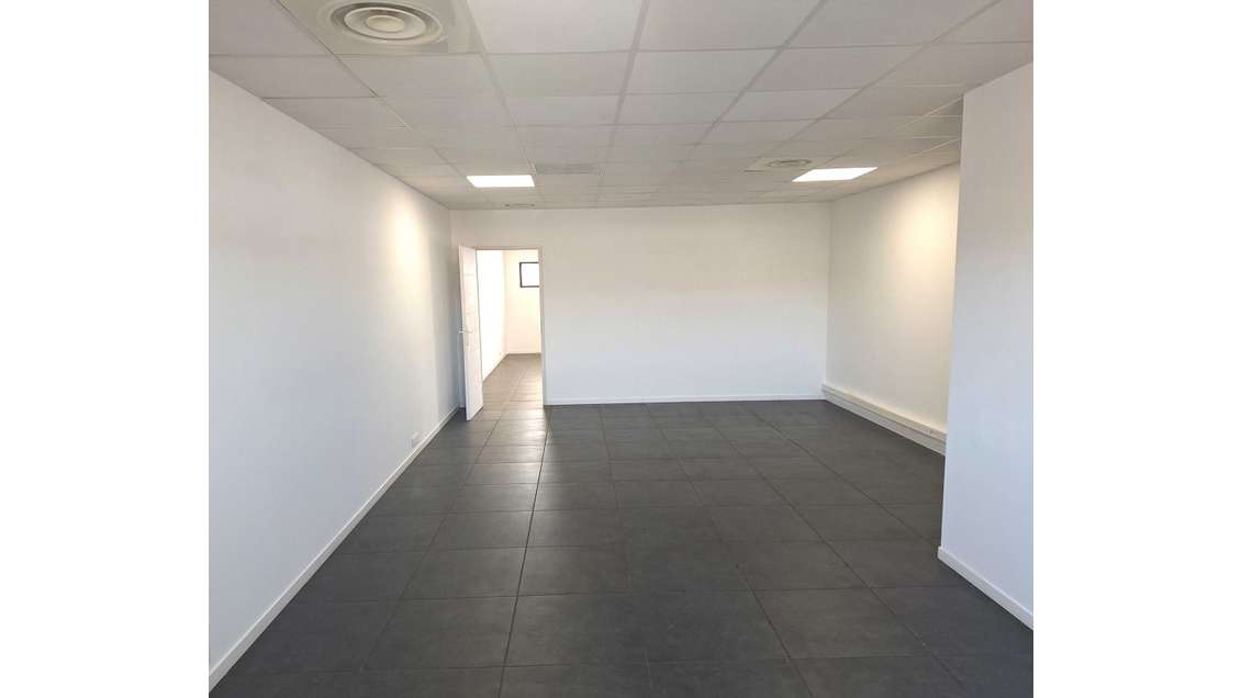 A louer bureaux 75m² et 105m² à Fréjus sortie A8