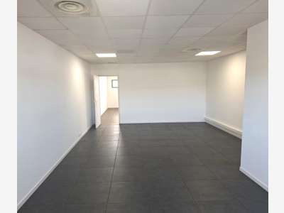 A louer bureaux 75m² et 105m² à Fréjus sortie A8