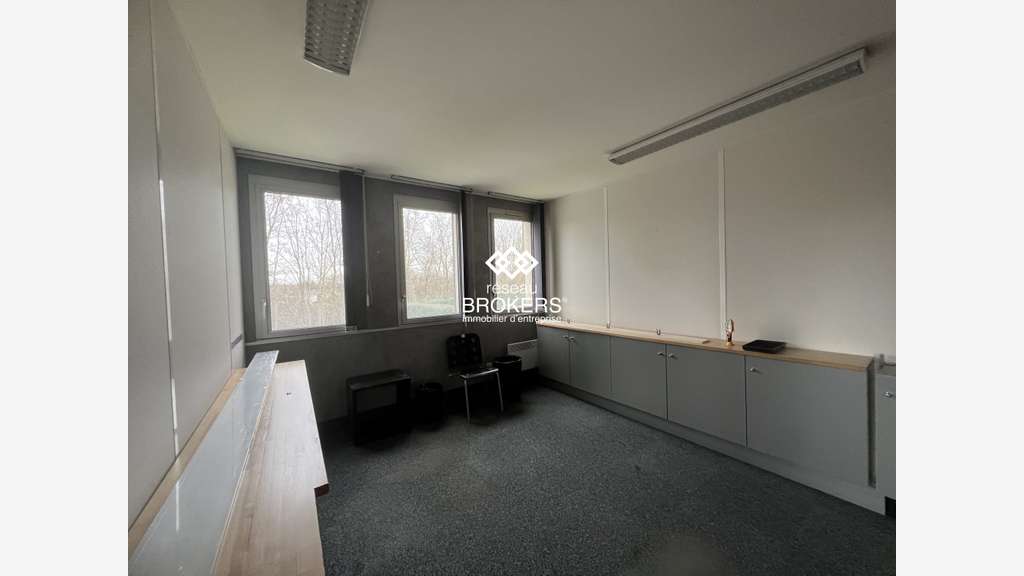 Bureaux 135m² R+1 à louer à Igny