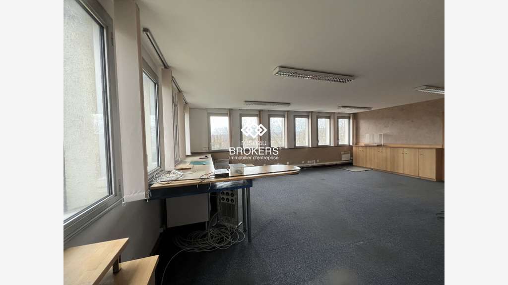 Bureaux 135m² R+1 à louer à Igny