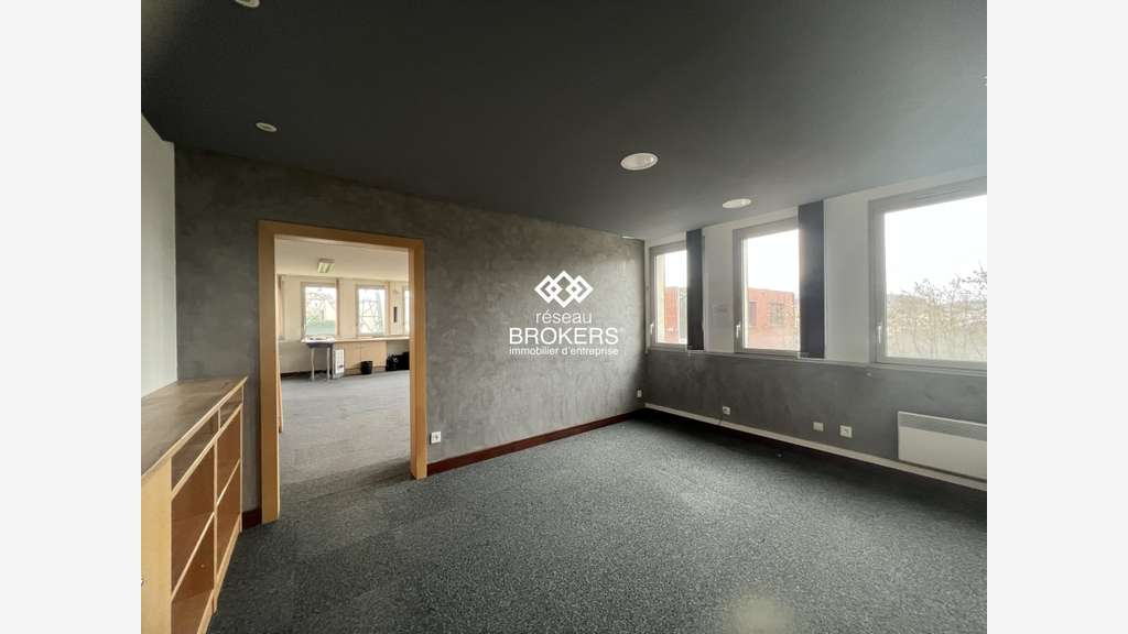 Bureaux 135m² R+1 à louer à Igny