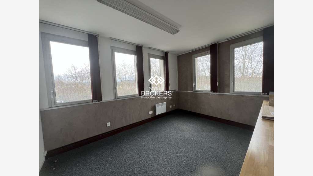 Bureaux 135m² R+1 à louer à Igny