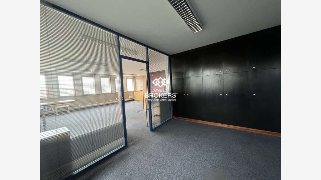 Bureaux 135m² R+1 à louer à Igny