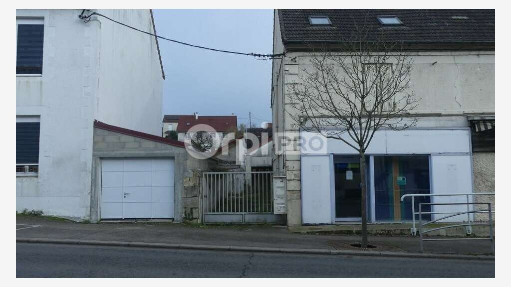 A louer local en bon état 90m² à Imphy