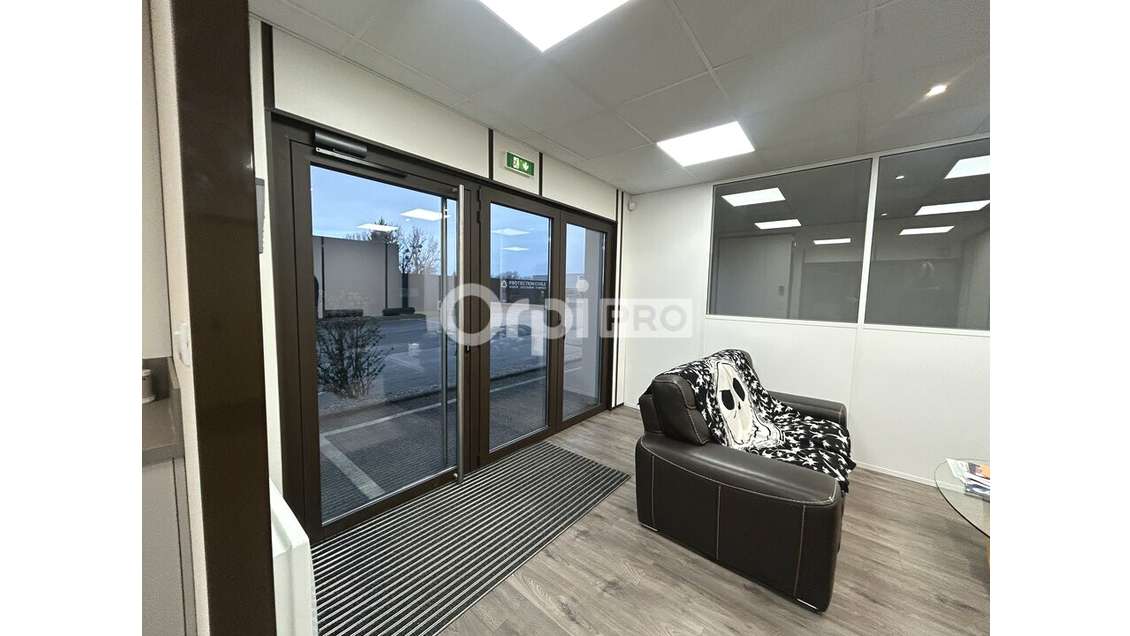 A louer bureau 14m² + stock possible à Isle