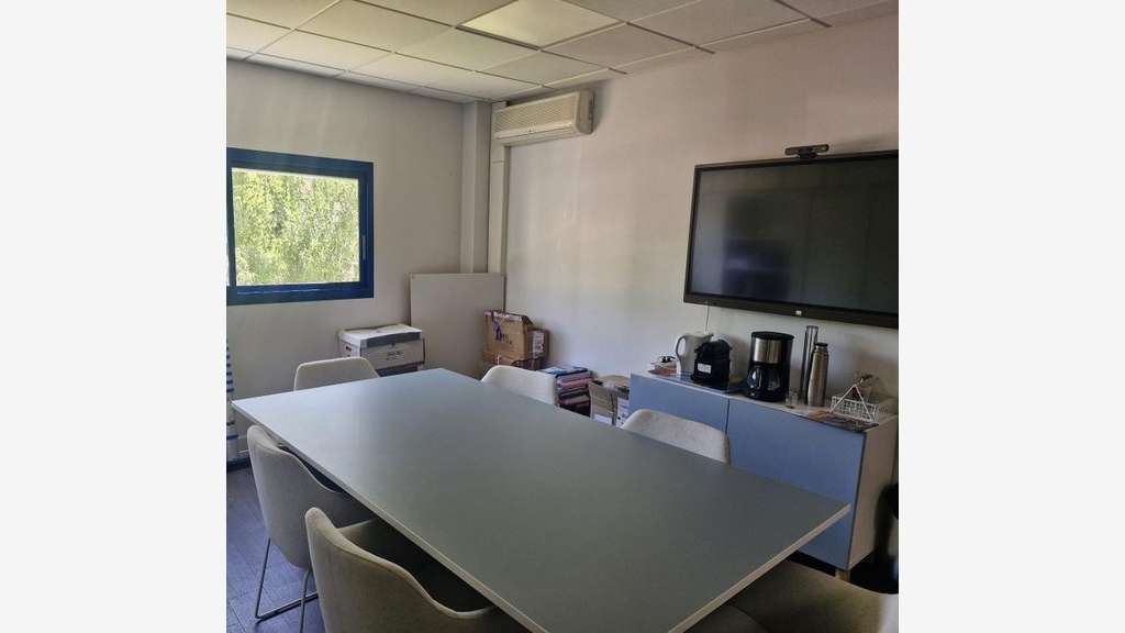 A louer locaux 148m² à usage bureaux à Isle