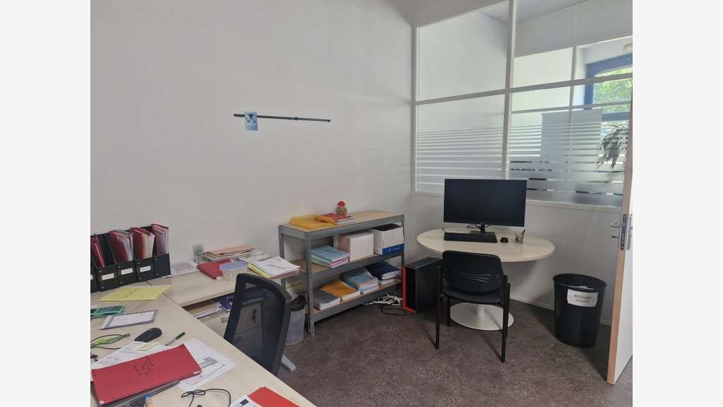 A louer locaux 148m² à usage bureaux à Isle