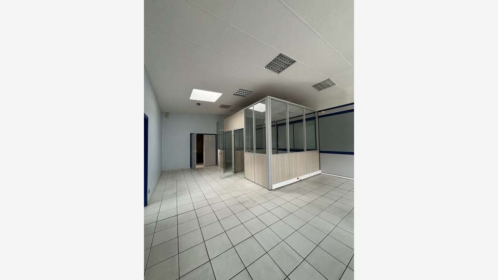 A louer locaux 148m² à usage bureaux à Isle