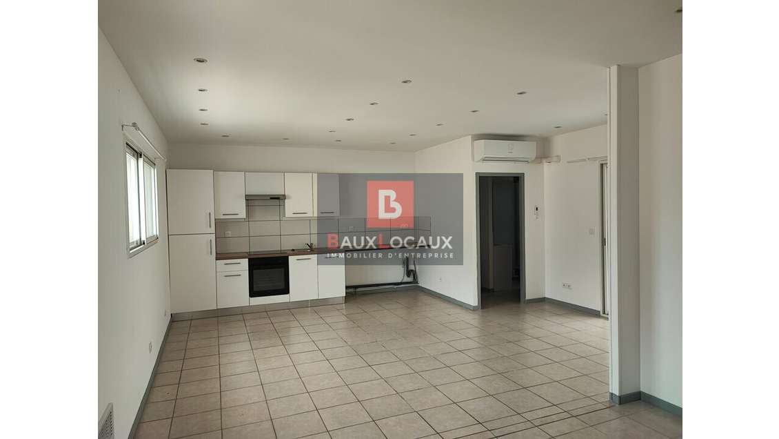 A louer bureau rénové avec parking privatif Istres