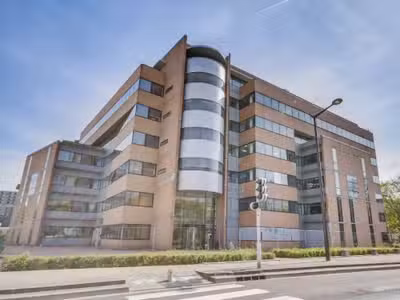À louer bureaux de 378 à 885m² à Ivry