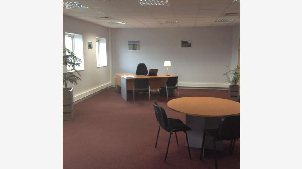 À louer bureaux de 150 à 220m² à Jaunay-Clan