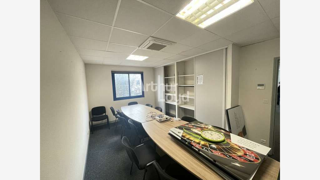 A louer bureaux 108m² RDC Jaunay-Clan accès A10