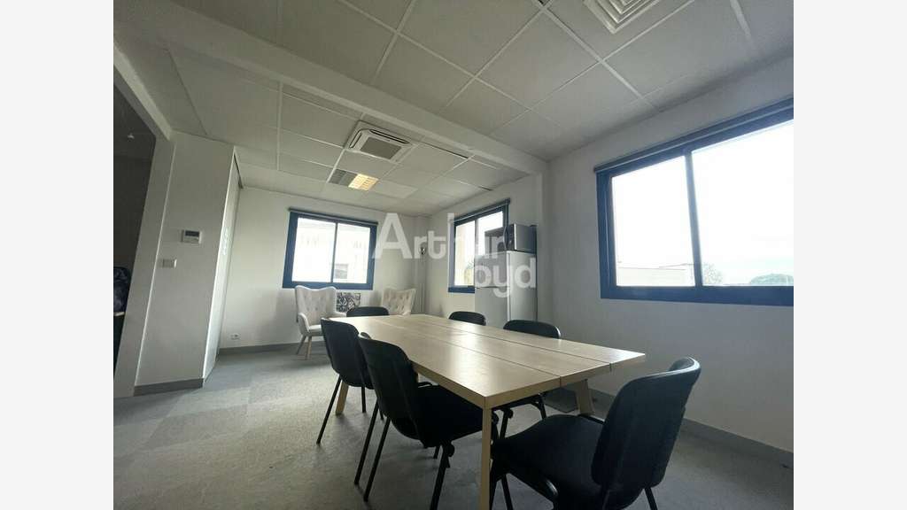 A louer bureaux 108m² RDC Jaunay-Clan accès A10