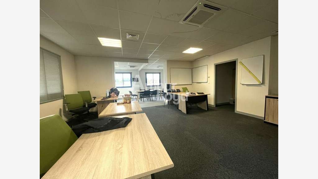 A louer bureaux 108m² RDC Jaunay-Clan accès A10