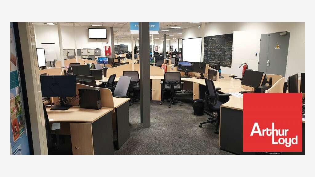 Bureaux 2129m² à louer à Jaunay-Clan