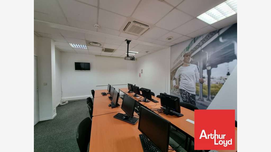 Bureaux 2129m² à louer à Jaunay-Clan