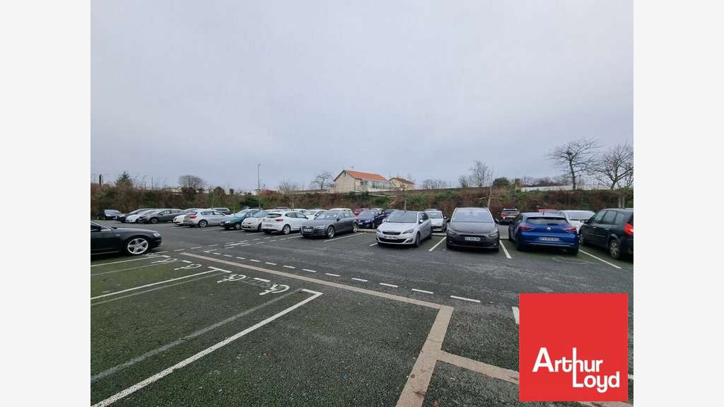 Bureaux 2129m² à louer à Jaunay-Clan