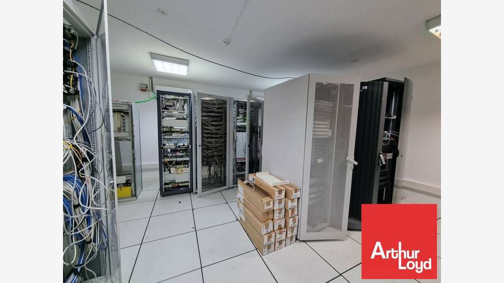 Bureaux 2129m² à louer à Jaunay-Clan