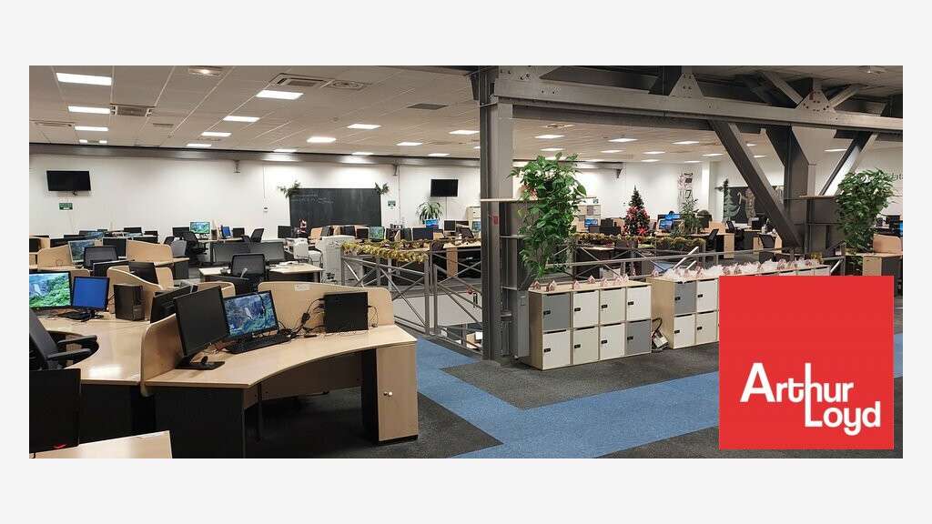 Bureaux 2129m² à louer à Jaunay-Clan