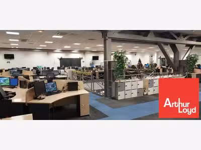 Bureaux 2129m² à louer à Jaunay-Clan