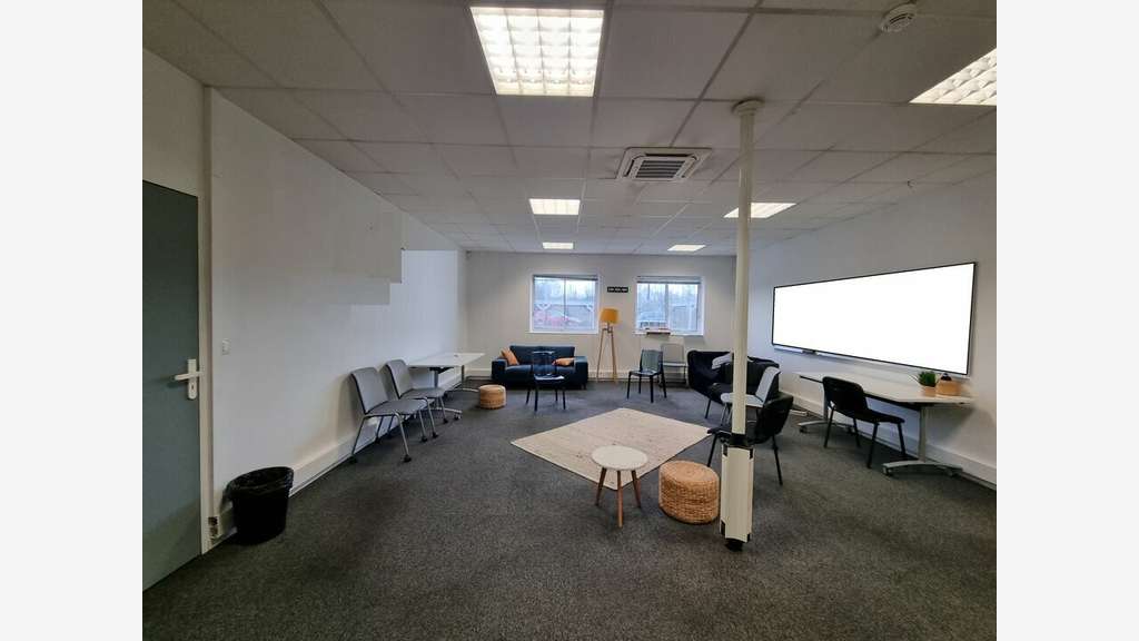 Bureaux 2129m² à louer à Jaunay-Clan