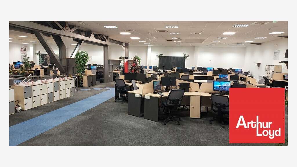 Bureaux 2129m² à louer à Jaunay-Clan