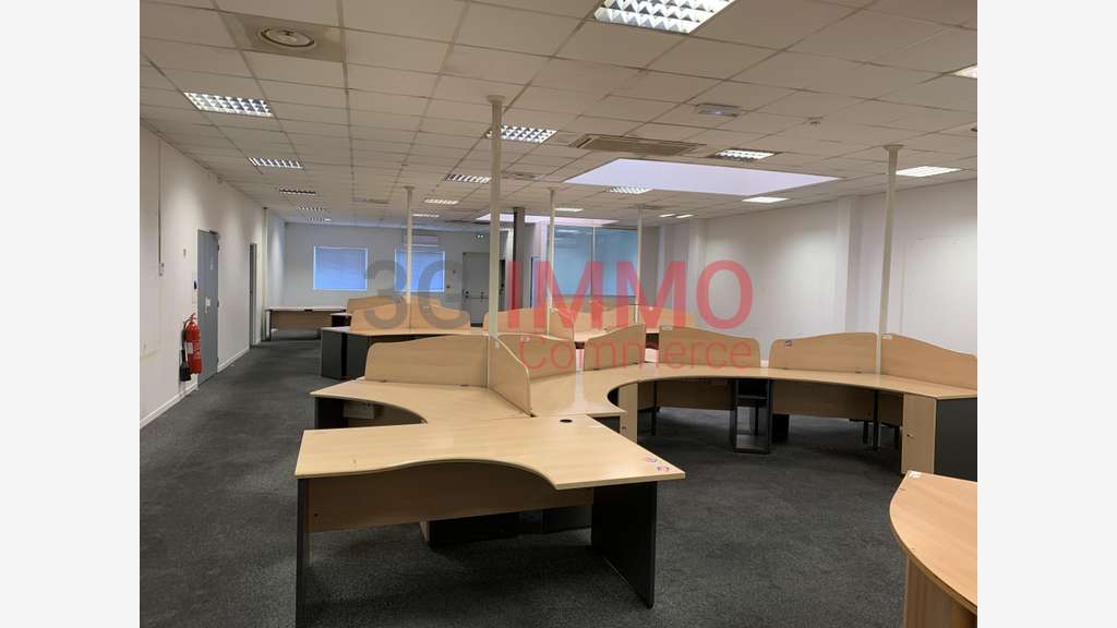 A louer bureaux 2129m² à Jaunay-Marigny