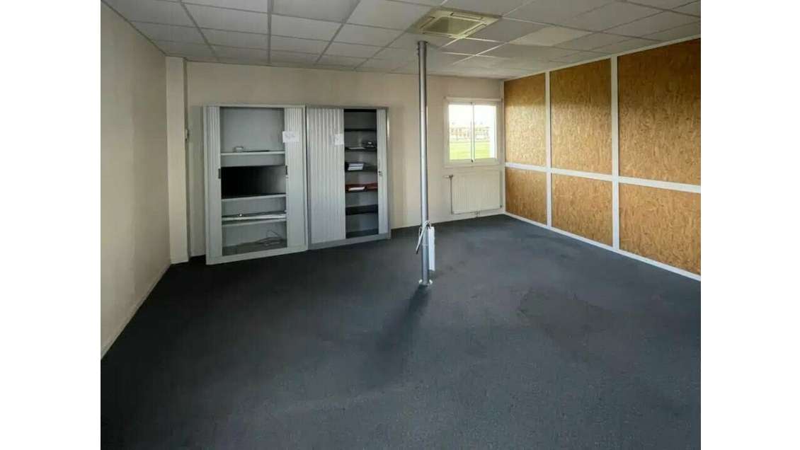 Bureaux de 1385m² à louer en ZI sur Troyes   
