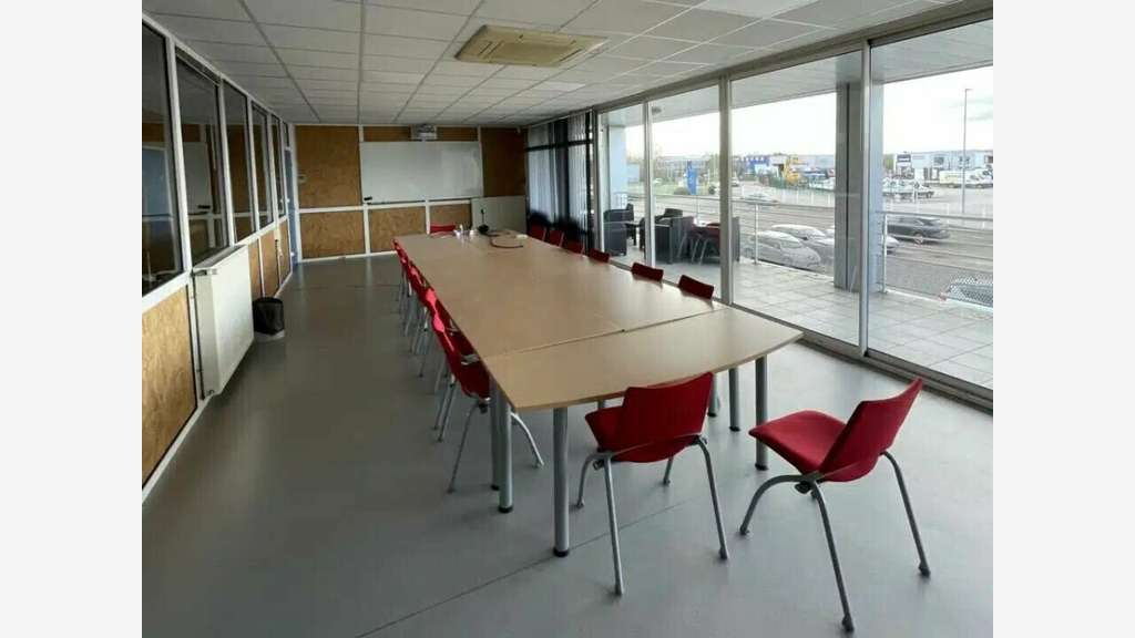 Bureaux de 1385m² à louer en ZI sur Troyes